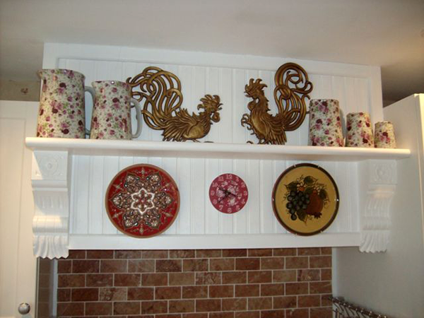 Devon country flower corbels (item code PN391) have been painted white to make impressive supports for a display shelf.